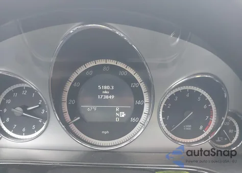 2010 Mercedes-Benz E 550 z USA, uszkodzony, nr VIN WDDHF7CB9AA031627